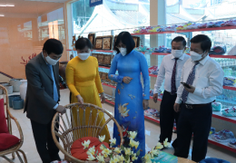 Đại diện Cục Công Thương địa phương và Lãnh đạo tỉnh tham quan gian hàng trưng bày sản phẩm công nghiệp nông thôn tiêu biểu tỉnh Đồng Nai