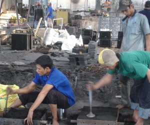 TRĂN TRỞ NGHỀ ĐÚC GANG Ở XÃ THẠNH PHÚ HUYỆN VĨNH CỬU