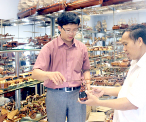 NGƯỜI NẶNG NGHỀ VỚI SẢN PHẨM GỖ MỸ NGHỆ