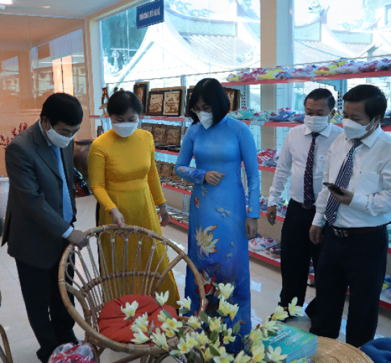 Đại diện Cục Công Thương địa phương và Lãnh đạo tỉnh tham quan gian hàng trưng bày sản phẩm công nghiệp nông thôn tiêu biểu tỉnh Đồng Nai