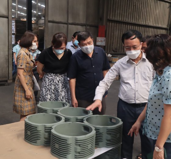 Ông Ngô Quang Trung - Cục trưởng Cục Công Thương địa phương - làm việc và tham quan Công Ty  sản xuất  sản phẩm đúc gang  Tam Hiệp Thành huyện Vĩnh Cửu Tỉnh Đồng Nai