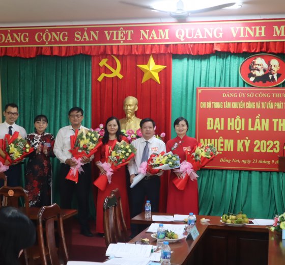 Đồng chí Trương Thị Mỹ Dung - Bí Thư Đảng Ủy Sở Công Thương - Giám Đốc Sở Công Thương Đồng Nai tặng hoa chúc mừng Ban chấp hành cấp ủy khóa mới của Trung tâm Khuyến công và TVPTCN tỉnh Đồng Nai nhiệm kỳ ( 2023-2025)