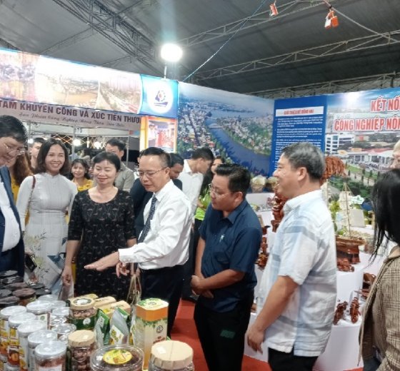 Ông Ngô Quang Trung - Cục trưởng Cục Công Thương địa phương - tham quan gian hàng trung bày SPCNNTTB của Tỉnh Đồng Nai tham gia HCTL khu vực miến Trung Tây Nguyên năm 2023 tại tỉnh Đăk Nông